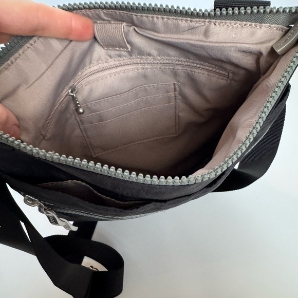Baggillini Comrade 3-Zip Crossbody bag black - Picture 8 of 11